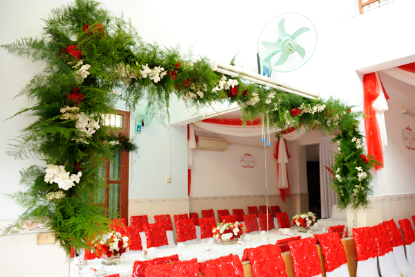trang trí tiệc cưới đỏ tím - hình minh họa 3
