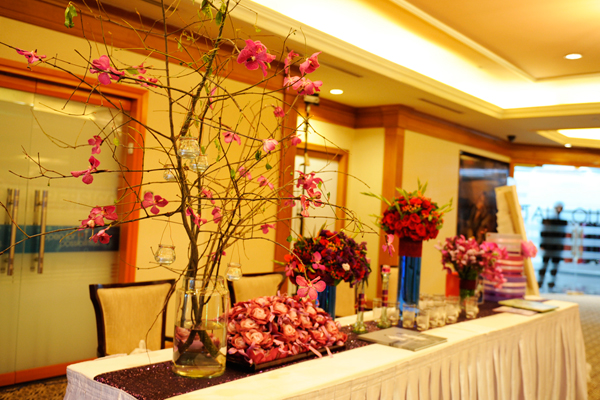 trang trí tiệc cưới đỏ tím - hình minh họa 7