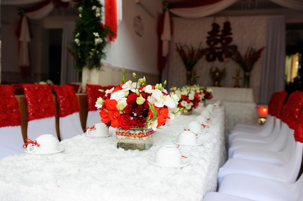 trang trí tiệc cưới đỏ tím - hình minh họa 9
