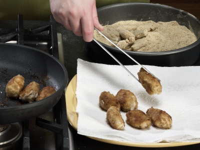 Learn How To Cook - How To Photo Pictorial Steps Frog Legs Remove from the pan and place on a towel to absorb the excess grease. Wipe out the pan and repeat the steps with the smaller pieces. A Step-by-Step How To Photo Pictorial Learn How To Cook - How To Photo Pictorial Steps Frog Legs