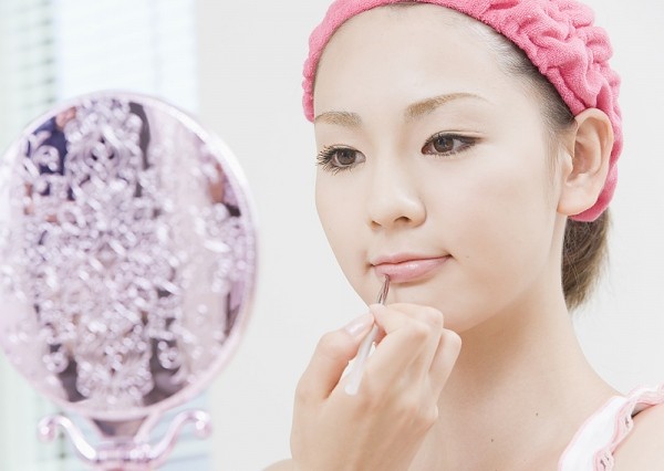 Mổ xẻ tác hại của việc sử dụng son dưỡng kém chất lượng 2 son dưỡng kém chất lượng - hình minh họa 2