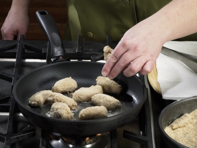 Learn How To Cook - How To Photo Pictorial Steps Frog Legs Rotate the legs as they brown in the same direction. A Step-by-Step How To Photo Pictorial Learn How To Cook - How To Photo Pictorial Steps Frog Legs