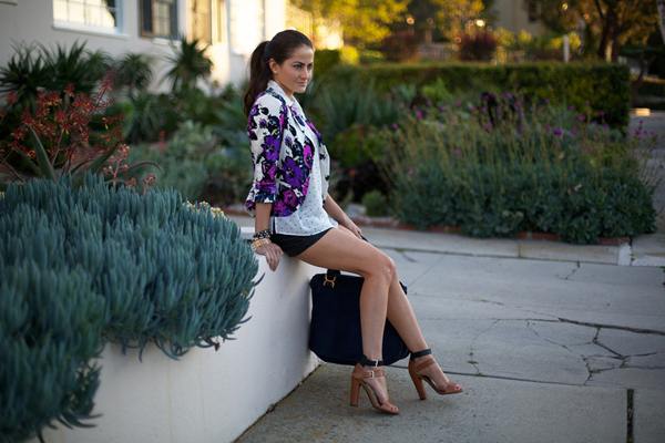 Blazer hoa rực rỡ từ đường phố tới công sở blazer in hoa - hình minh họa 25