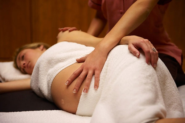 Massage là điều tuyệt vời trong thai kì vì nó giúp giảm thiểu stress, tăng lượng tuần hoàn máu, xoa dịu các cơn đau.