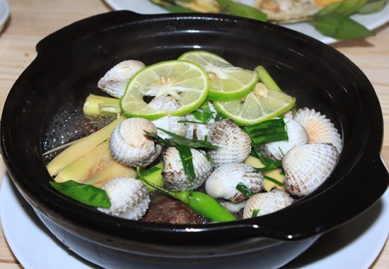 Hương liệu từ chanh, sả và ớt xanh tạo nên hương thơm hấp dẫn cho món ăn lạ lùng này. Sò Huyết Sauna Hương Vị Biển Cả