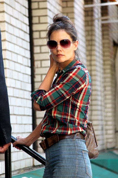 Khuôn mặt vuông như Katie Holmes.