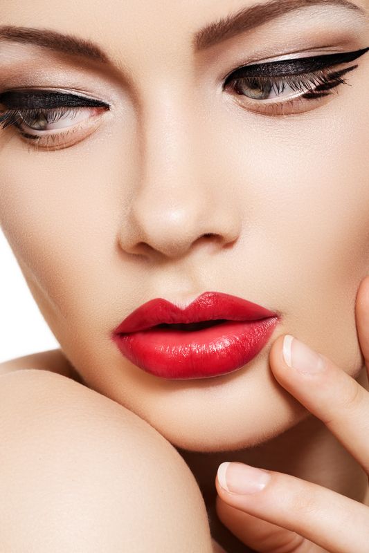 10 mẹo vẽ viền mắt cho các quý cô từ mới tập kẻ tới "chuyên nghiệp" 7 bí quyết kẻ viền mắt - hình minh họa 4
